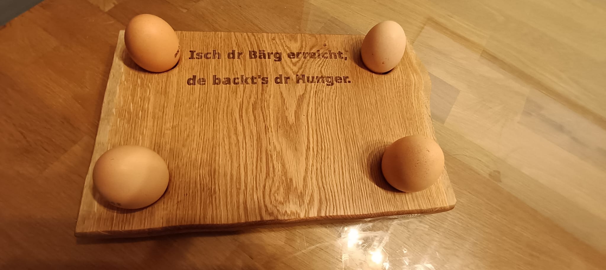 Tagliere inciso con una frase divertente e quattro portauova